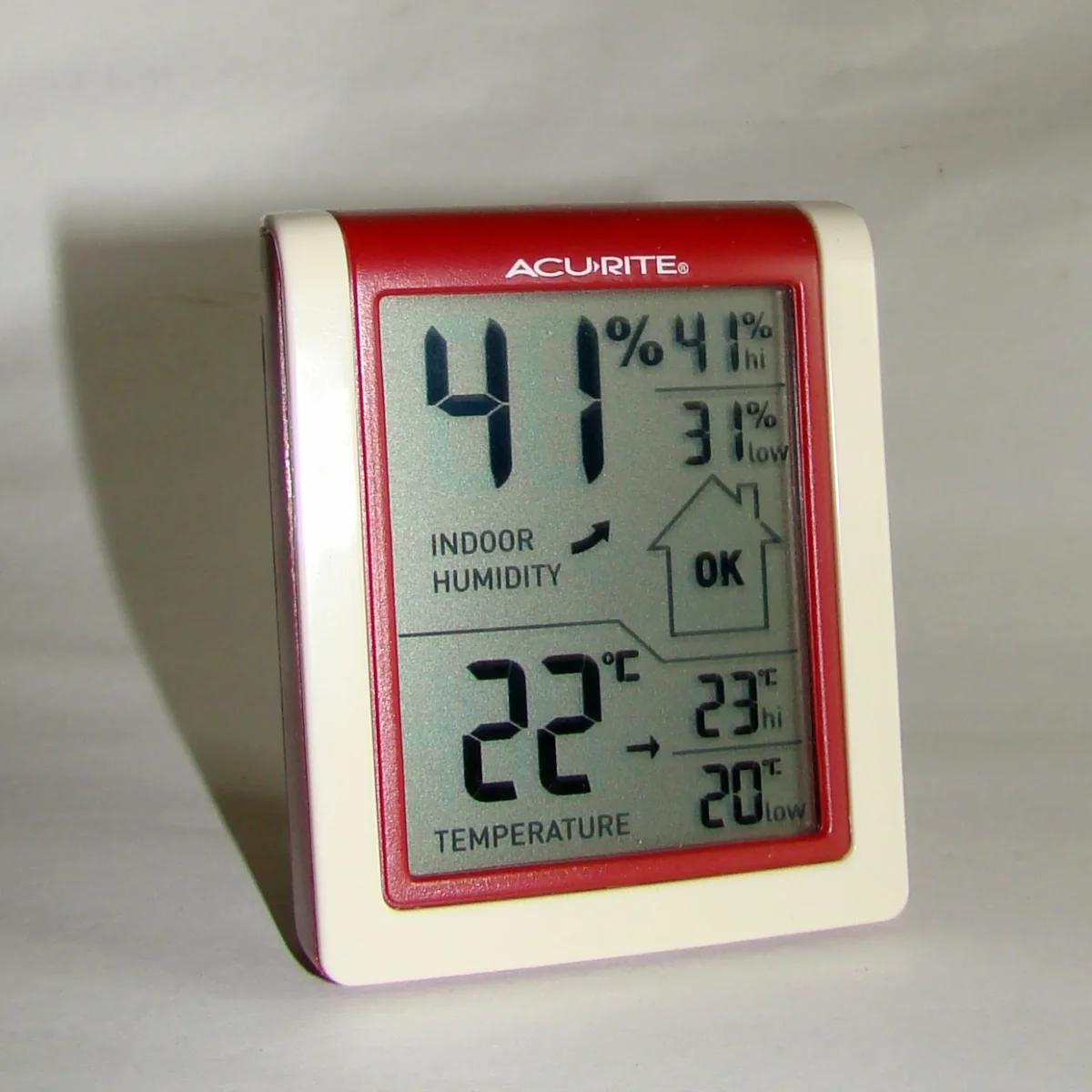 Digital thermo-hygrometer displaying optimal indoor strawberry daytime and nighttime temperature levels
